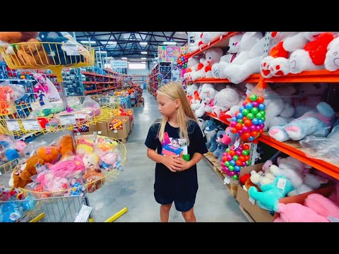 Видео: У Алисы НЕТ НАСТРОЕНИЯ! Везём ее в МАГАЗИН ИГРУШЕК!