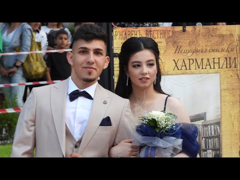 Видео: Абитуриенти на червения килим като в Холивуд