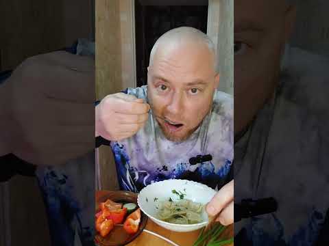 Видео: На ужин салат из пельменей и вареников с зеленью. #мукбанг #ужин 
