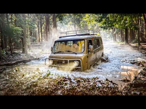 Видео: Гидроудар? Не, не слышал! Уаз буханка ныряет по лобаш! Экстремальное трофи на грани для стока!