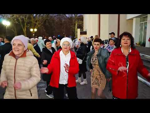Видео: 7.11.25г... "Мы уже Пенсионеры"... звучит на Танцполе в Гомельском парке... 