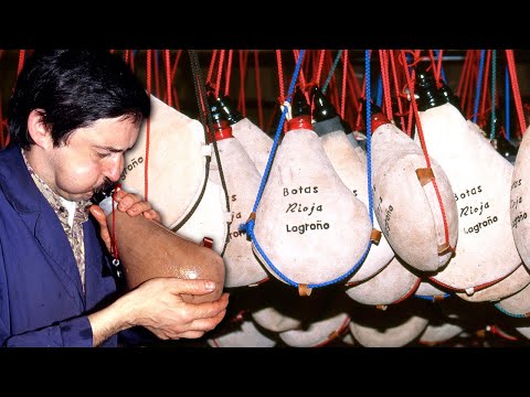 Видео: Лодочник. Настоящие винные сапоги, сшитые вручную и надутые козьей кожей.