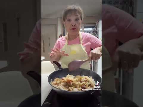 Видео: Жареное чимчи (кимчи) с мясом