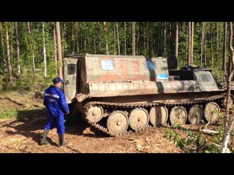 Видео: Якутия. Газушка (болотоход). Ремонт гусянки в полевых условиях. Июль 2016 г.