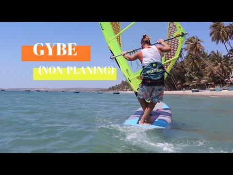 Видео: Как делать поворот джибом в виндсёрфинге! (Не глиссируя)