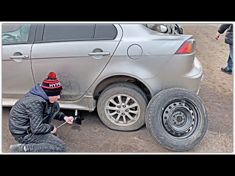 Видео: Как правильно поменять колесо на автомобиле Советы, рекомендации : Сын и Отец Митцубиси лансер 10