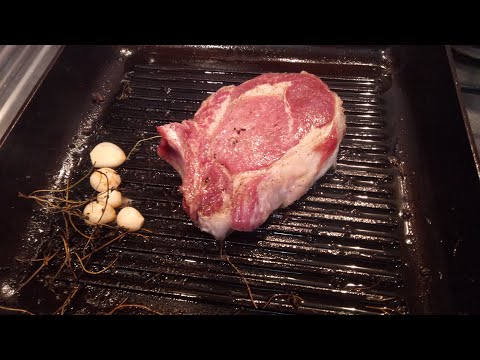 Видео: СТЕЙК из СВИНИНЫ на СКОВОРОДЕ - ГРИЛЬ . ОЧЕНЬ сочный и вкусный !