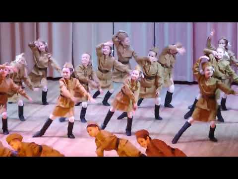 Видео: Солдат молоденький, школа 218 2"А" класс.