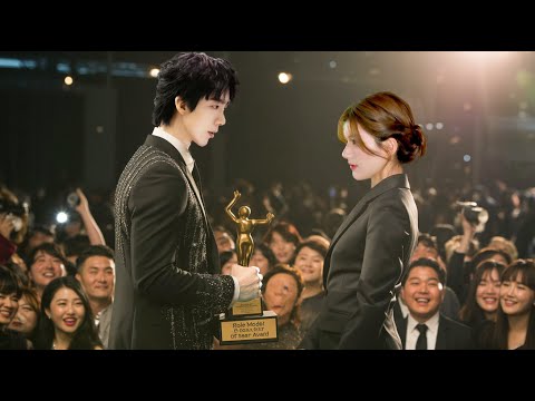 Видео: Чжао Луси плачет от гордости! Трогательные слова Лю Юньина после победы на Weibo Summit 2025!