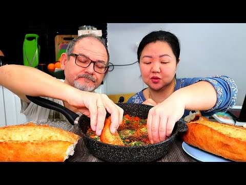 Видео: Мукбанг ШАКШУКА с ГОРЯЧИМ ХЛЕБОМ. ЕДИМ ПРЯМО СО СКОВОРОДЫ