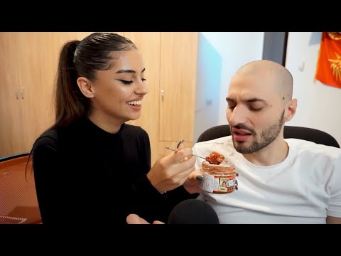 Видео: Try Not To Laugh Challenge *СЕ ОТРУВ*