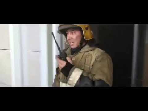 Видео: Столичный пожарный, вынесший из огня людей, находится в тяжелом состоянии