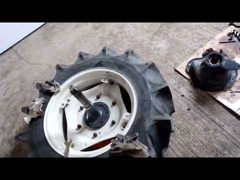 Видео: Японский минитрактор Кубота L1-255. Замена сальников на задней полуоси, вала отбора мощности и фрезы