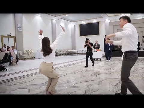Видео: Фигурасы ат сұлудың биі естен тандырды. Би батл. Dance battle A curvaceous beauty dances beautifully