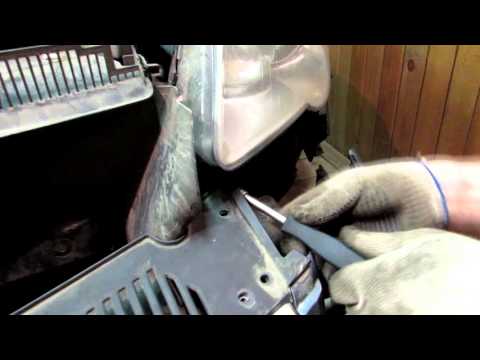 Видео: Замена ламп ксенона и чистка линз фар Пассат Б6/Passat B6.