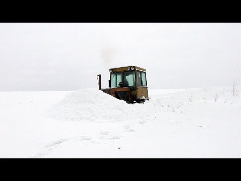 Видео: Трактор ДТ 75 пробивает дорогу после метели