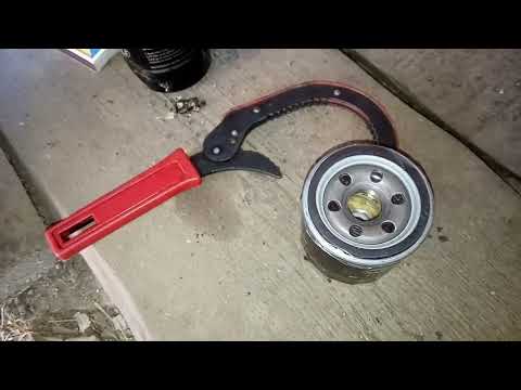 Видео: Замена масла mazda 323 Розрез масляного фильтра