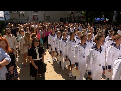 Видео: В препълнения със студенти, преподаватели и гости двор, МУ – Варна откри учебната година