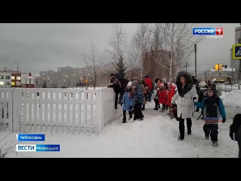 Видео: Ребятам одной из чебоксарских школ пришлось проникать на территорию учебного заведения через забор
