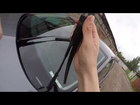 Видео: Замена щеток стеклоочистителя\дворников на Шкода Октавия А7