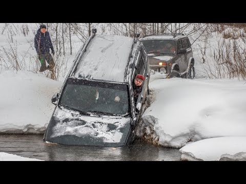 Видео: Слишком ГЛУБОКИЙ брод! Willys против Нивы...
