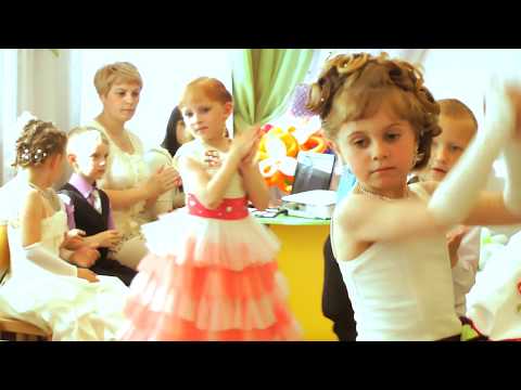 Видео: Общий танец "Мы большая семья" на выпускном 2015 "Самолётик детства".Муз. рук. Максюта Г. В.