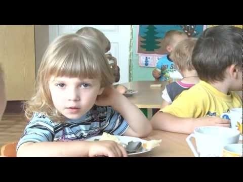 Видео: Один день у садочку: обід