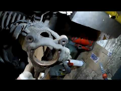 Видео: Jeep Cherokee WJ 4.7  replacement of the front ball bearings - замена передних шаровых опор