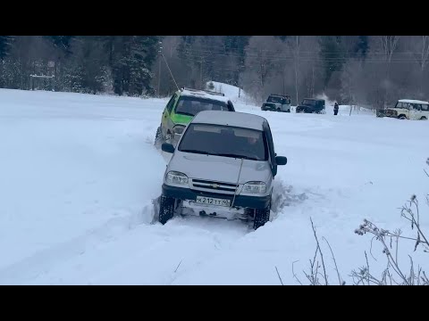 Видео: Зимняя покатушка 4х4 на Нивах и Уазах очень много снега!