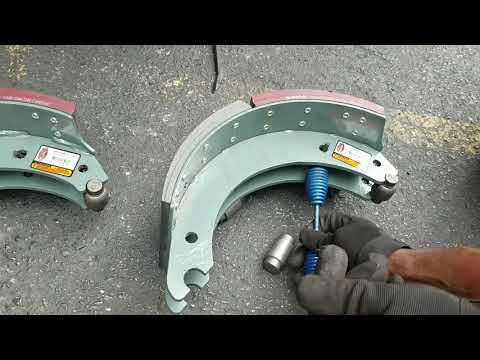 Видео: Замена задних колодок пневматического тормоза