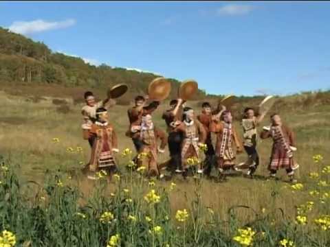 Видео: Поет и танцует "Нургэнэк"