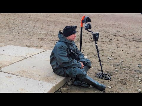 Видео: ОСУШАЮТ ГОРОДСКОЙ ПЛЯЖ  . ЗОЛОТЫЕ И СЕРЕБРЯНЫЕ НАХОДКИ ПРЯМО ПОД НОГАМИ .