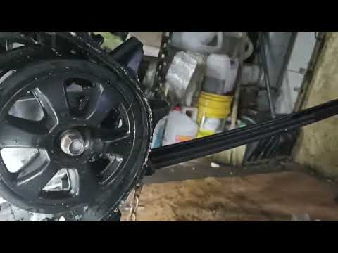 Видео: Меняем склизы на снегоходе Yamaha, самый простой и быстрый способ.