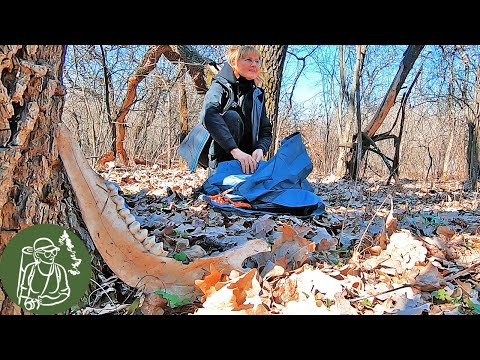 Видео: Мой лагерь обнаружили - меняю планы 🌳 Одиночный поход в лес 🌲 Походные стол и кресло