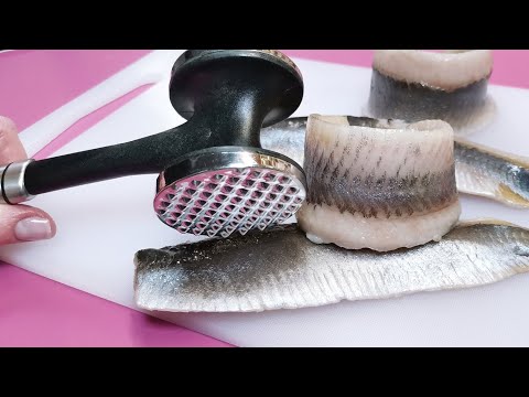 Видео: ОТБИВАЕМ СЕЛЕДКУ МОЛОТКОМ и заворачиваем начинку. Порясающая ЗАКУСКА ИЗ СЕЛЬДИ на праздничный стол