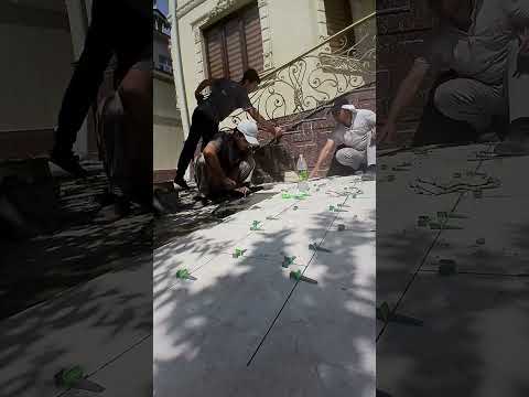 Видео: Кладка кафель на пол процесс