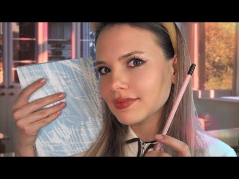 Видео: АСМР одноклассница рисует твой портрет • неразборчивый шепот, мерки 🎨✨