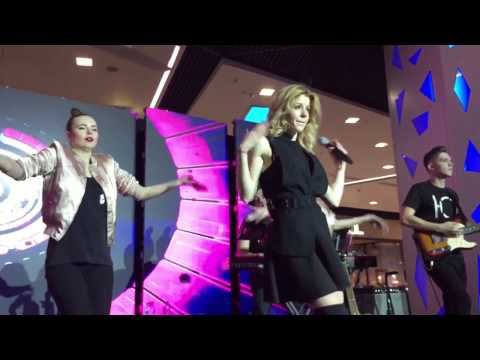 Видео: Юлианна Караулова - Посмотри в глаза (Live @ ТРЦ "Весна", Москва, 25.11.2016)