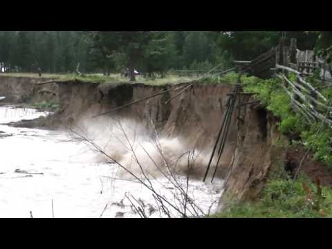 Видео: Обрушение берега в селе Теги, Берёзовского района, ХМАО-Югры 11.08.13