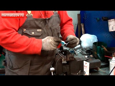 Видео: Передний суппорт: переборка и смазка направляющих