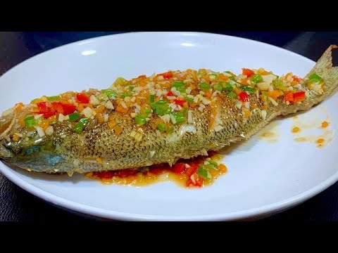 Видео: 50-летний повар поделился правильным способом «тушеного морского окуня»: рыба получается нежной
