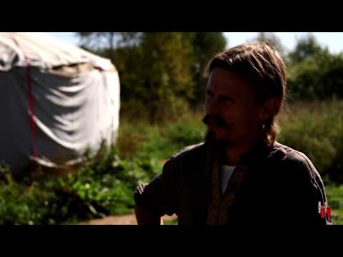 Видео: Войлочная юрта, настоящий шоколад, подземная печь и красивые барышни