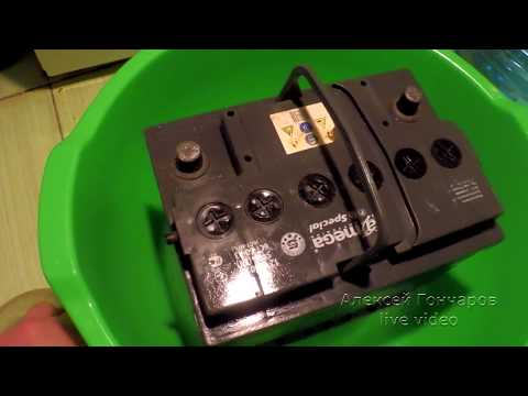 Видео: Как ПОМЫТЬ АККУМУЛЯТОР и УБРАТЬ САМОРАЗРЯД по корпусу аккумулятора