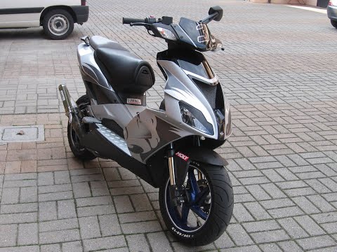 Видео: Обзор скутер Aprilia SR 50 R гайд отзыв Hi-Per 2 pro
