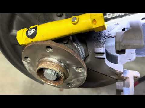 Видео: Задние тормозные колодки и роторы VW Atlas 2019 года