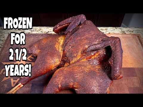 Видео: Эта индейка пролежала у меня в морозилке 2,5 года — барбекю из копчёной ямы Джо
