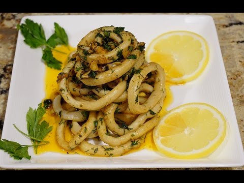 Видео: Горячая закуска из кальмаров, с чесноком и зеленью_Calamari sauteed with garlic and herbs