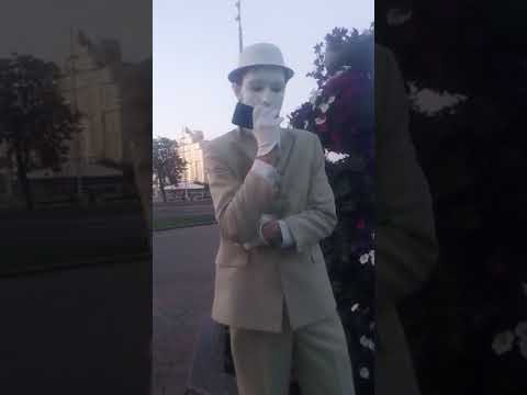 Видео: Мамкин мим-живая статуя и "Патруль 113" на страже правопорядка в Центральном районе г. Минска