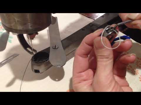 Видео: Как заправить нить в челнок машины версаль