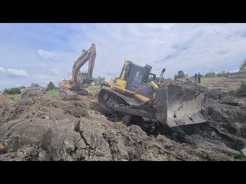 Видео: How to pull a 20-ton Komatsu bulldozer out of clay/Як витягти 20-тонний бульдозер Komatsu з глини.